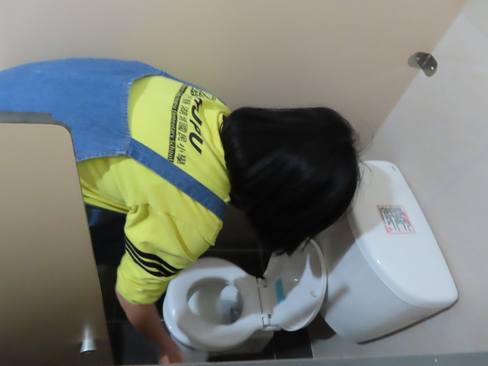 幼生如廁後進行簡易消毒；幼生放學後使用漂白水水洗消毒廁所