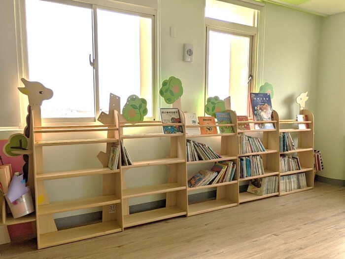 寬敞的活動室可以是溫馨的閱讀空間，也能是室內活動場地，一個空間多種用途喔~